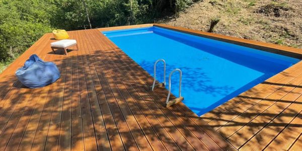 Bordo-piscina-con-solarium