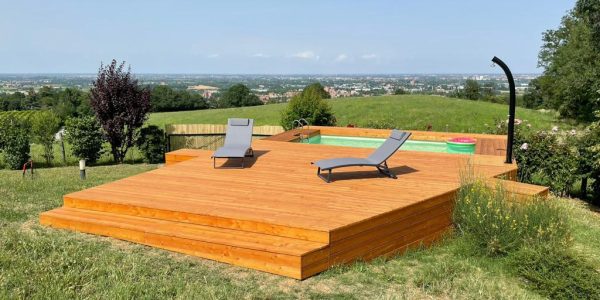 Bordo-piscina-con-solarium-su-misura