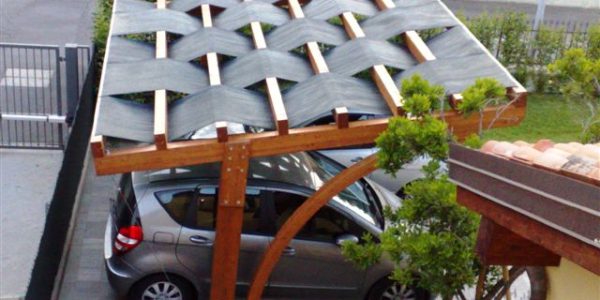 Carport con arco e teli ombreggianti