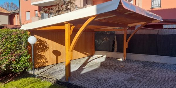 Carport-in-legno-con-parete-chiusa-e-telo-pvc-su-misura