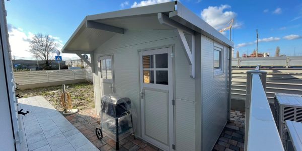 Casetta-acciaio-coibentata-tetto-sporgente-su-misura-infissi