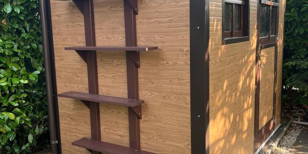 Casetta-in-lamiera-coibentata-con-mensole-portafiori