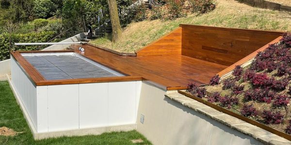 Creazione-nicchia-bordo-piscina-legno