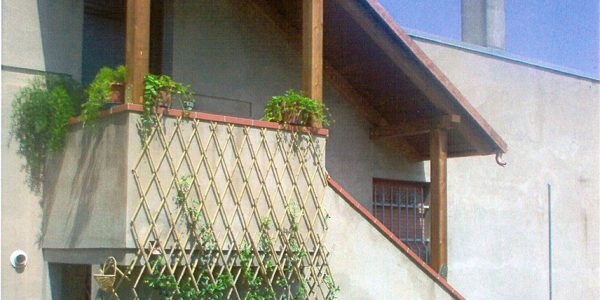 Ingresso-e-pensilina-su-misura-in-legno