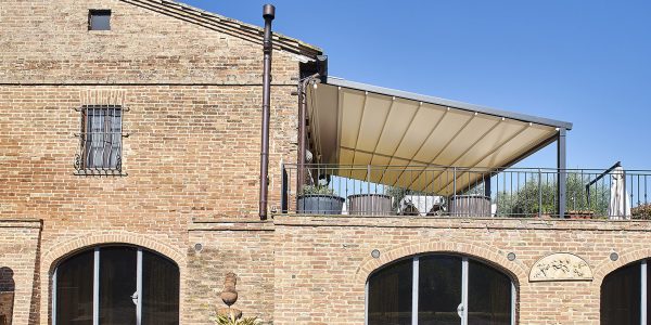 Pergola-alluminio-copertura-mobile-addossata-Ke