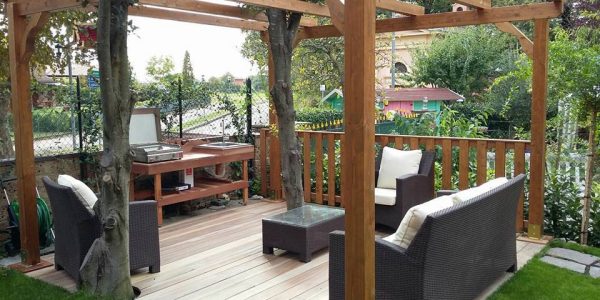 Pergolato-e-pavimento-in-legno-per-creazione-salotto-e-zona-barbecue