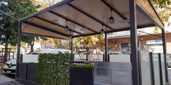 Pergolato-gazebo-in-acciaio-su-misura-con-telo-fisso-pvc