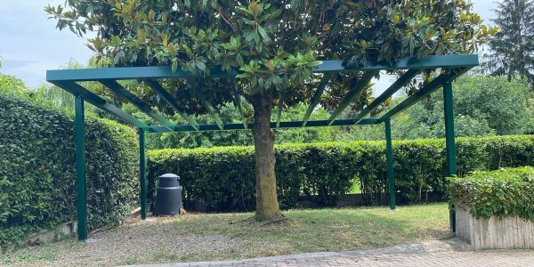 Pergolato-integrato-con-albero-su-misura-accciao