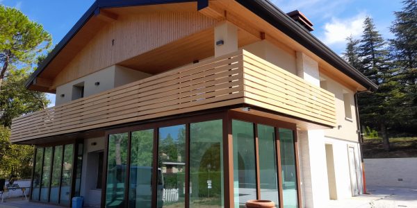 Rivestimento-balcone-in-legno-su-misura