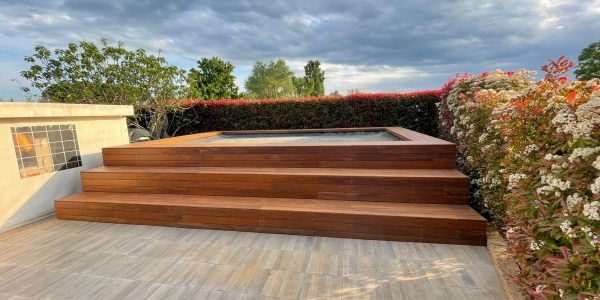 Rivestimento-in-legno-piscina-a-gradoni