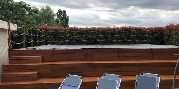 Rivestimento-legno-piscina-a-gradoni-solarium