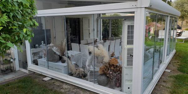 Struttura-a-pannelli-mobili-e-vetrate-scorrevoli-su-misura