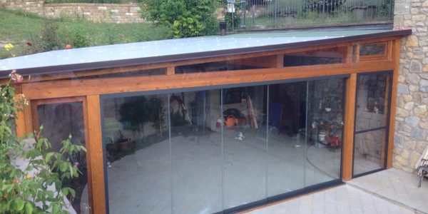 Struttura-in-legno-con-copertura-in-policarbonato