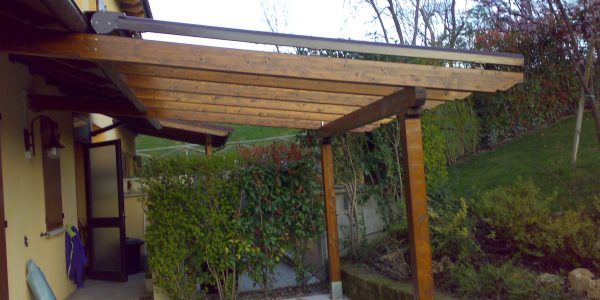 Struttura-legno-con-tenda-ombreggiante