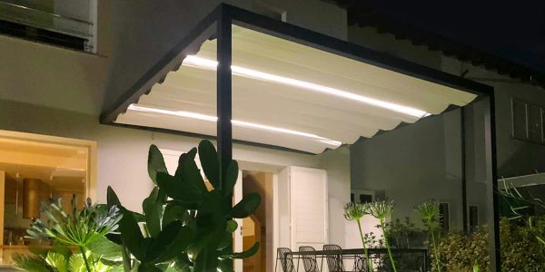 Struttura-ombreggiante-Beach-Wave-con-illuminazione