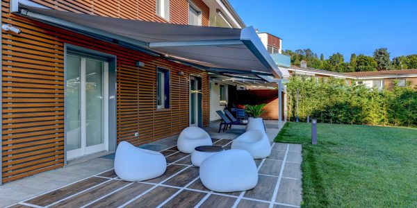 Tenda-da-sole-motorizzata-con-cassonetto-integrale-Qubica-ke