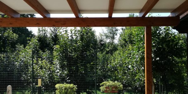 Tettoia-in-legno-bicolore-su-misura